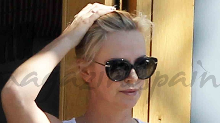 Charlize Theron viste a su hijo Jackson de «Bella»