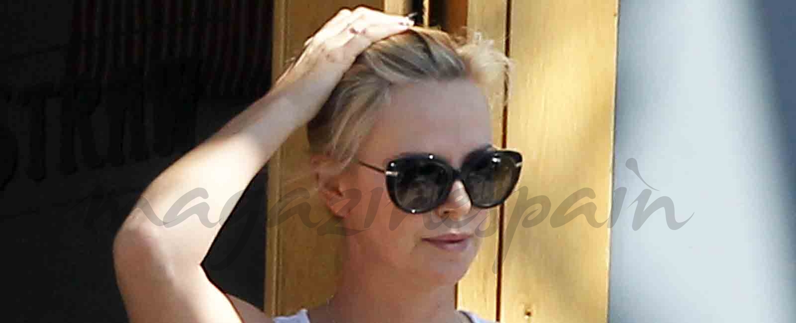 Charlize Theron viste a su hijo Jackson de «Bella»