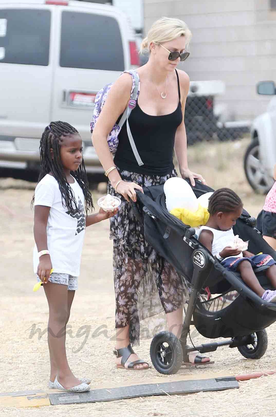 charlize theron paseo con sus hijas