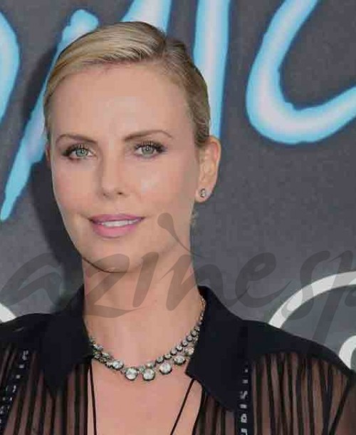 Charlize Theron se apunta a la moda del sujetador a la vista