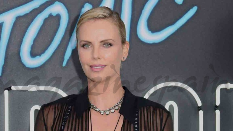 Charlize Theron se apunta a la moda del sujetador a la vista