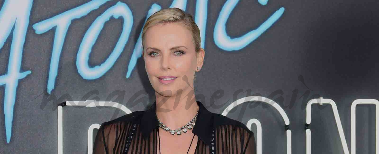 camaleonica charlize theron en el estreno de atomic blande