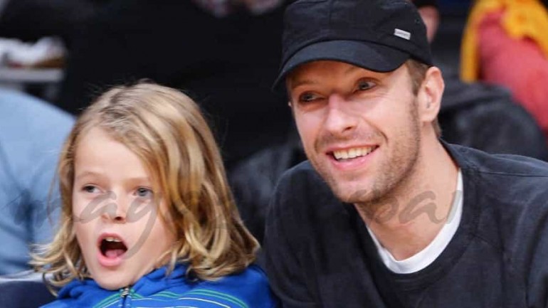 Chris Martin lleva a su hijo al basket
