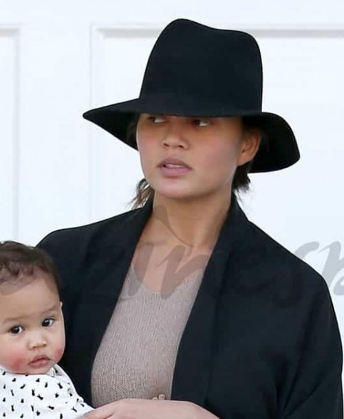 Chrissy Teigen presume de hija