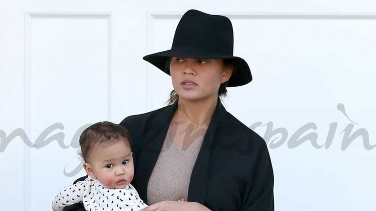 Chrissy Teigen presume de hija
