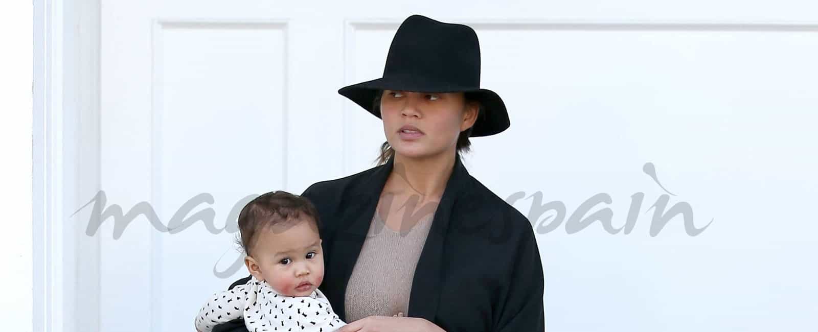 Chrissy Teigen presume de hija