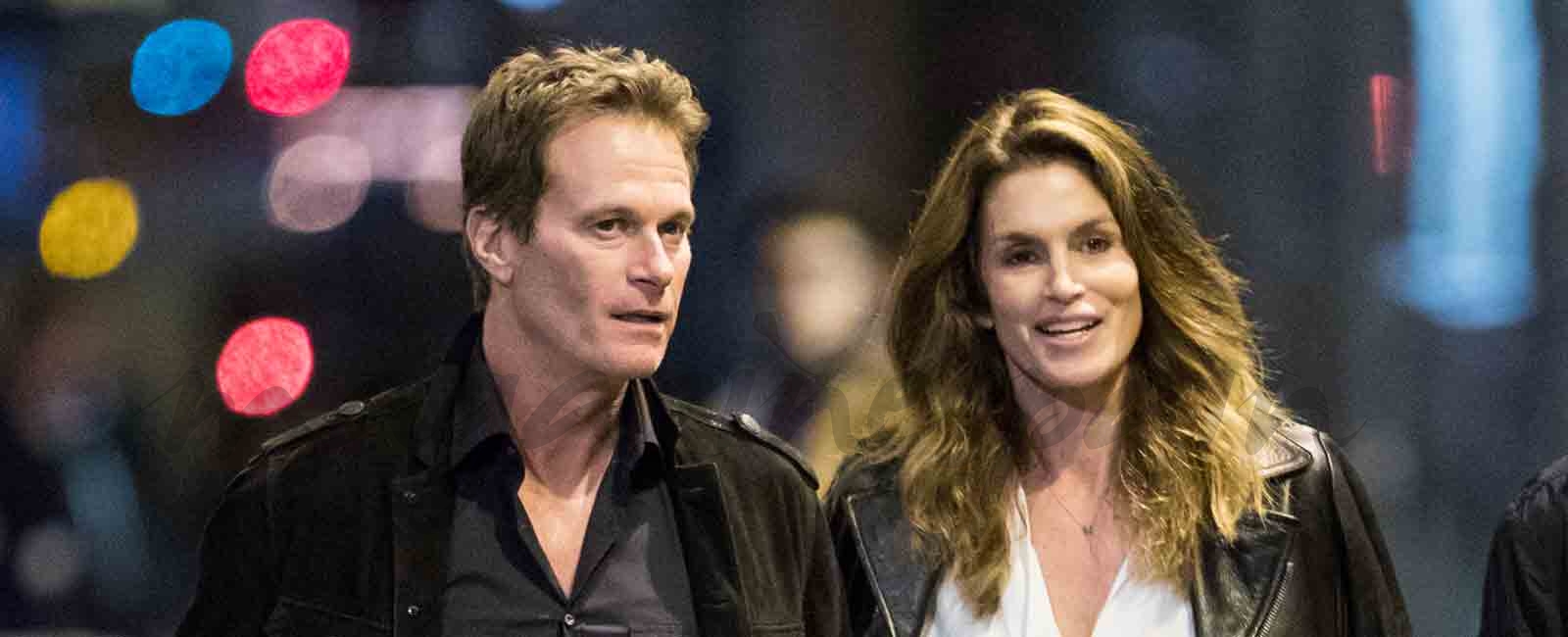 Cindy Crawford paseo en familia por París