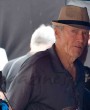 Clint Eastwood aparece en un evento con Jane Goodall y la imagen da la vuelta al mundo