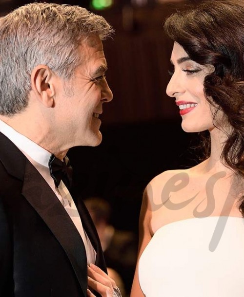Amal Clooney presume de embarazo en los Premios César