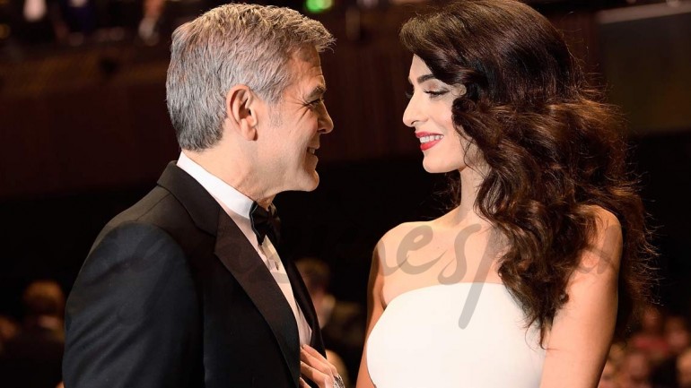 Amal Clooney presume de embarazo en los Premios César
