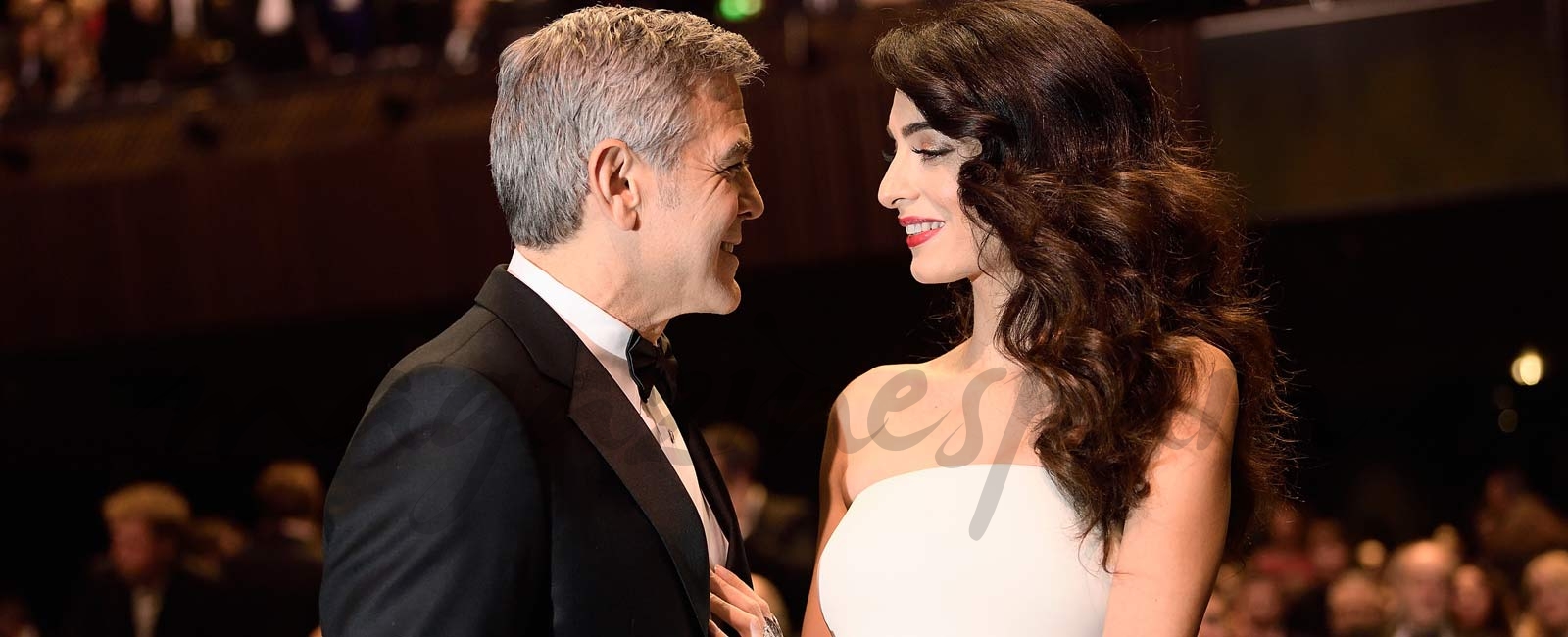 Amal Clooney presume de embarazo en los Premios César