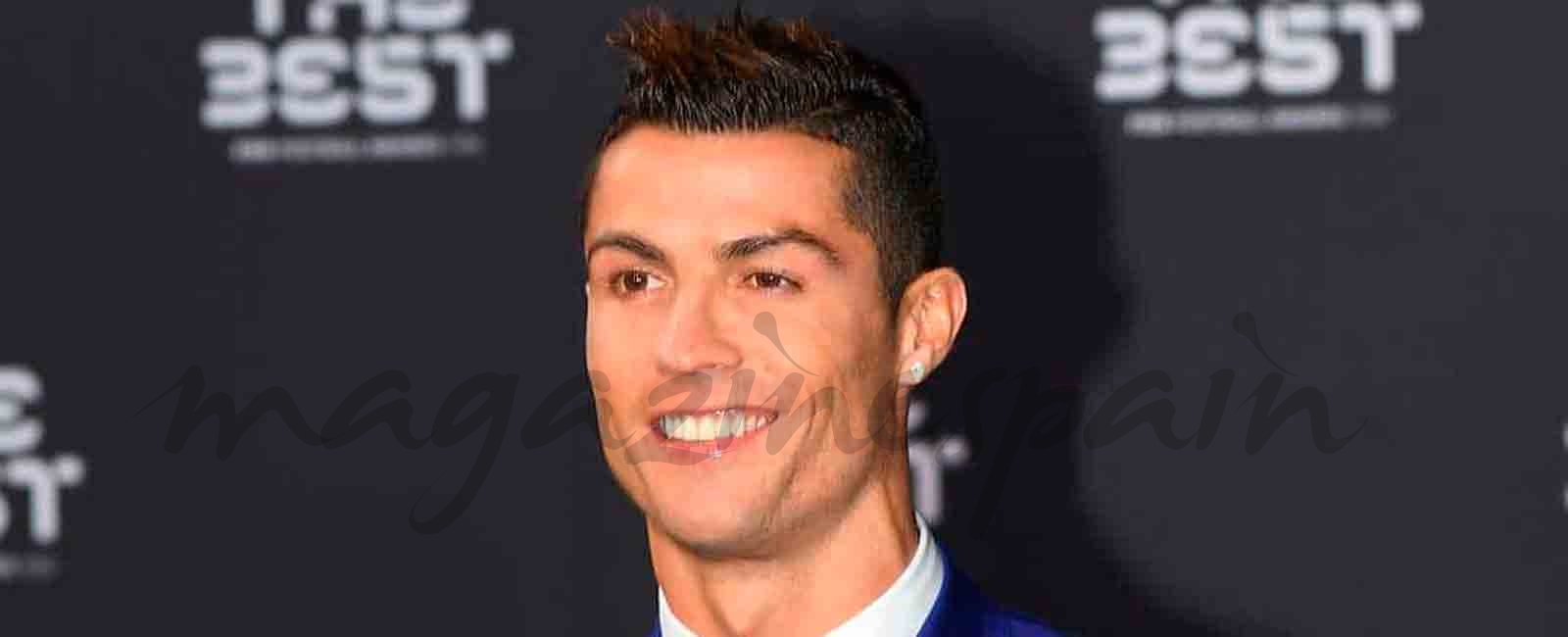 cristiano ronaldo feliz con sus dos mellizos