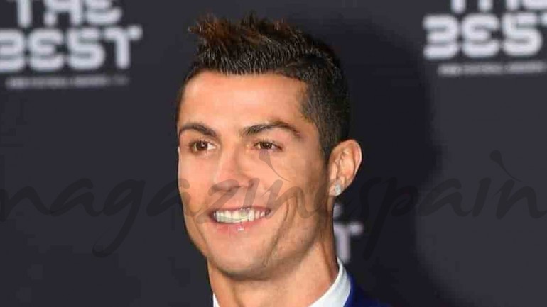 Cristiano Ronaldo posa orgulloso con su hija Eva