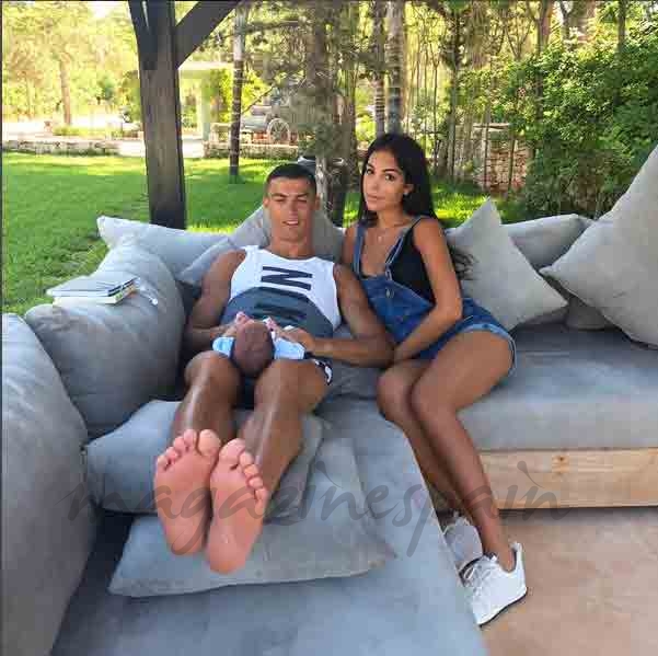 cristiano ronaldo y georgina rodriguez con uno de los mellizos