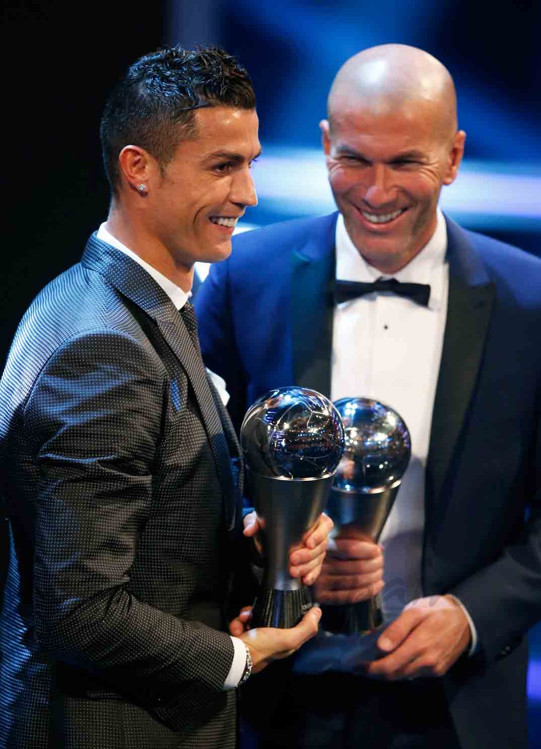 cristiano ronaldo y zinedine zidane mejor jugador y entrenador del mundo