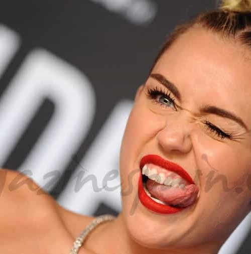 Miley Cyrus escandaliza en los premios MTV