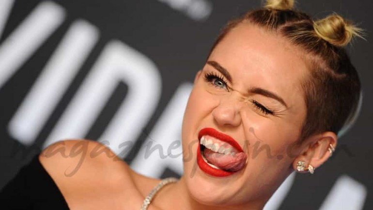 Miley Cyrus escandaliza en los premios MTV