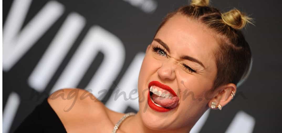Miley Cyrus escandaliza en los premios MTV