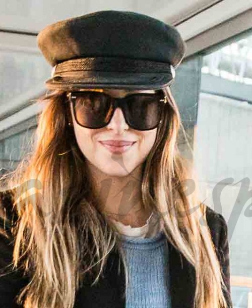 Dakota Johnson intenta pasar desapercibida en el aeropuerto de Londres