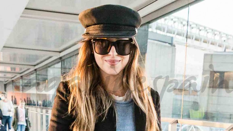 Dakota Johnson intenta pasar desapercibida en el aeropuerto de Londres