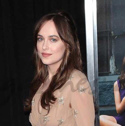 Dakota Johnson presentó con su familia, “Mejor… solteras”