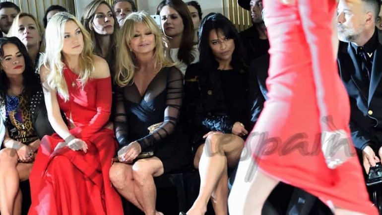 Versace abre la alta costura de París