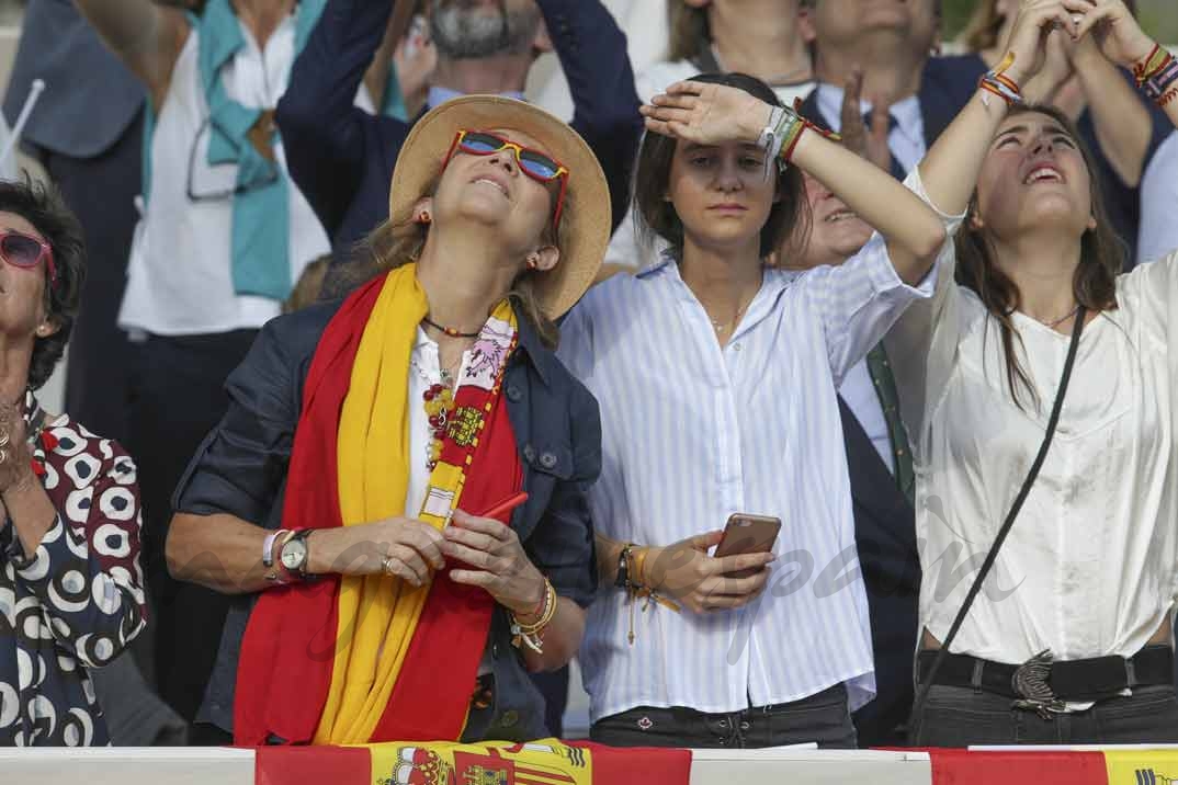 La infanta Elenay Victoria Federica el Día de la Fiesta Nacional