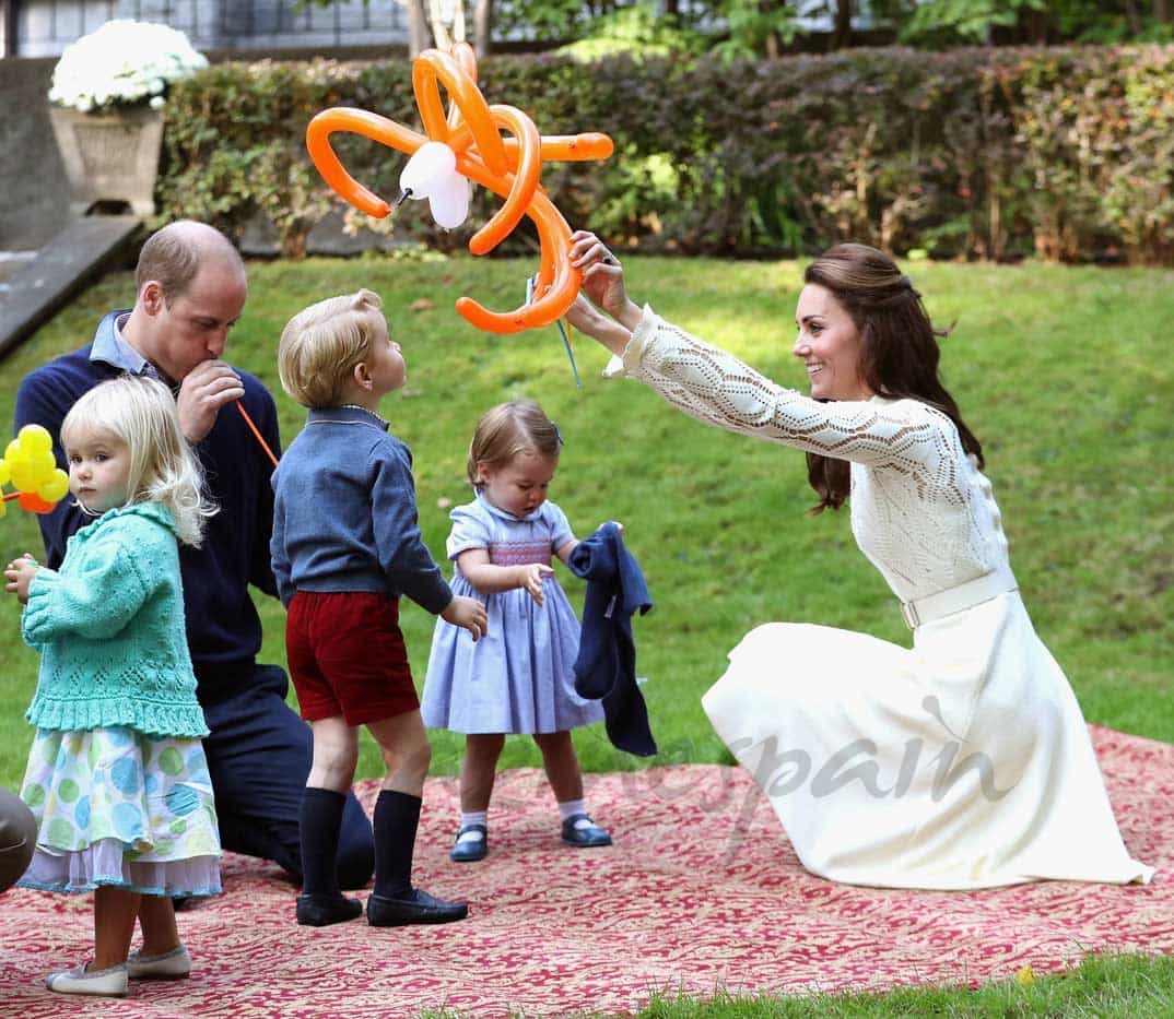 Los duques de Cambridge con sus hijos