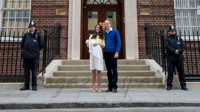 Récord, a las 10 horas de dar a luz, Kate Middleton sale del hospital