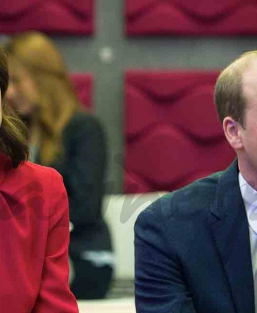 Kate Middleton apuesta por el rojo con su look premamá