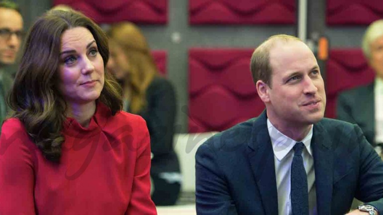Kate Middleton apuesta por el rojo con su look premamá