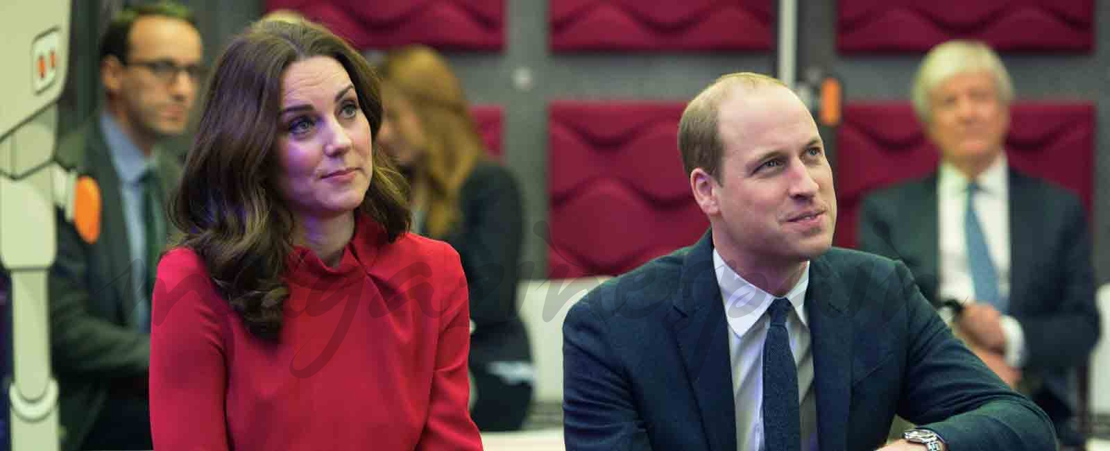 Kate Middleton apuesta por el rojo con su look premamá