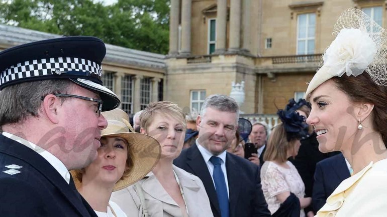La Duquesa de Cambridge, la invitada más elegante de los jardines de Buckingham