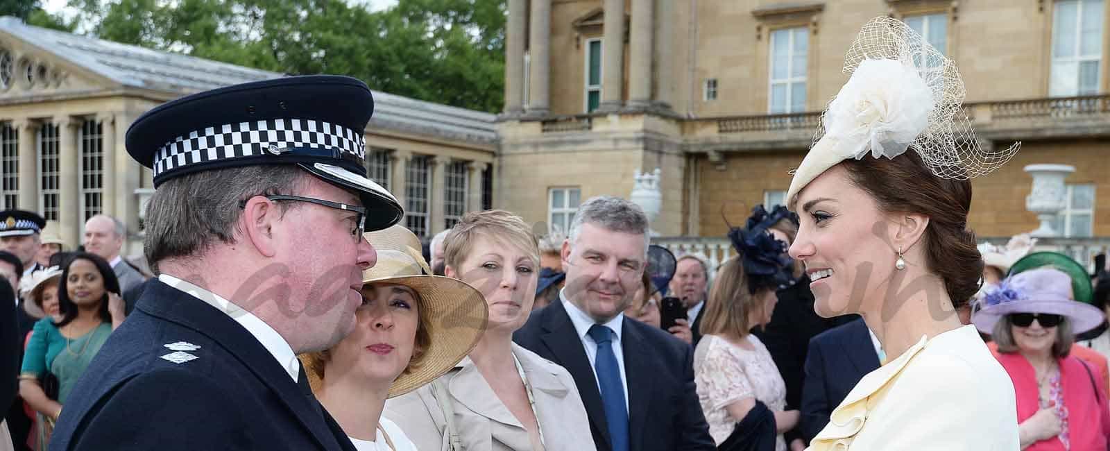 La Duquesa de Cambridge, la invitada más elegante de los jardines de Buckingham