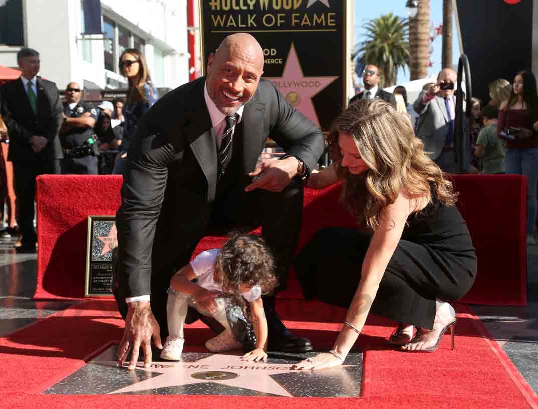 dwayne johnson estrella en el paseo de la fama