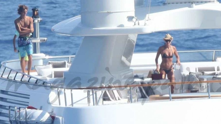 Elle McPherson a sus 51 años en plena forma