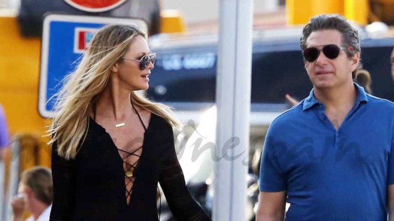 Elle McPherson con su novio y su hijo, vacaciones en la Costa Azul