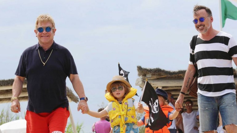 Elton John vacaciones en familia en Saint Tropez