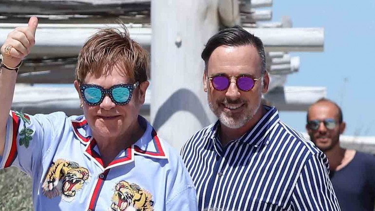 Elton John repite vacaciones con su marido y sus hijos en Saint-Tropez