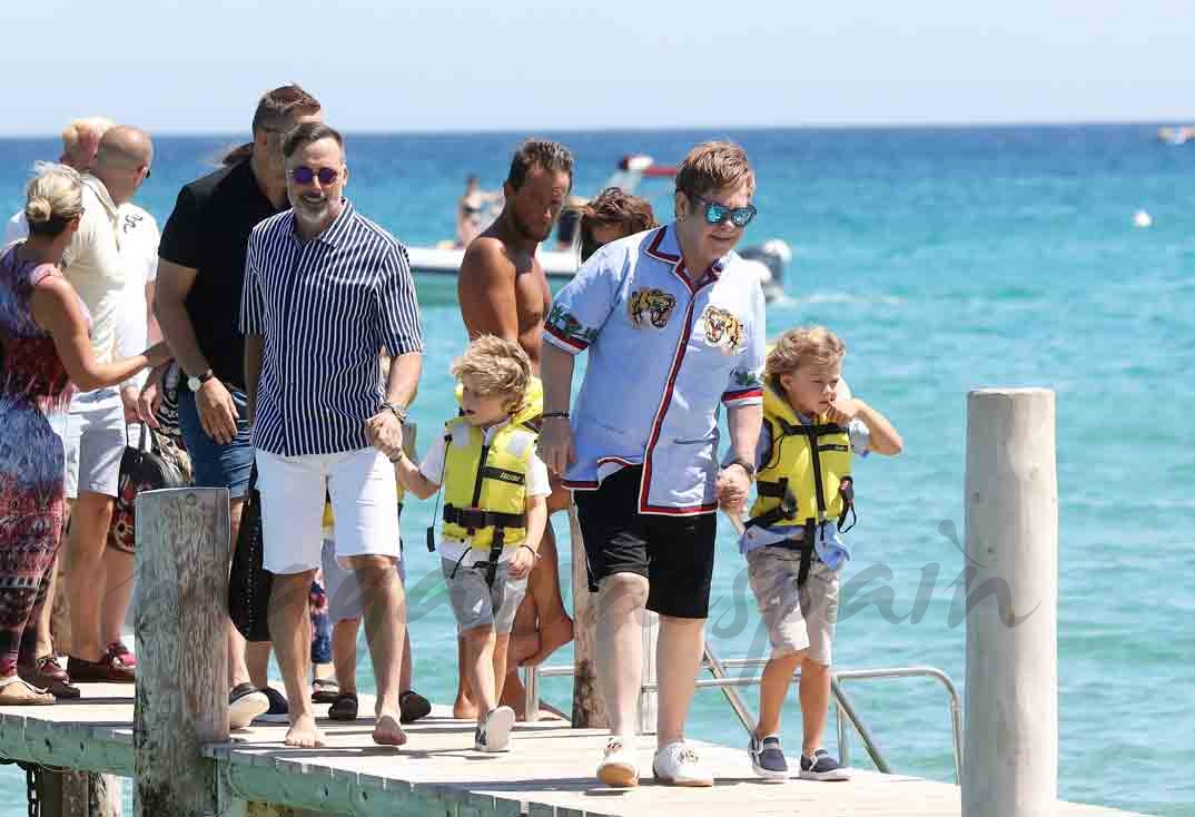 elton john y su familia vacaciones en saint tropez