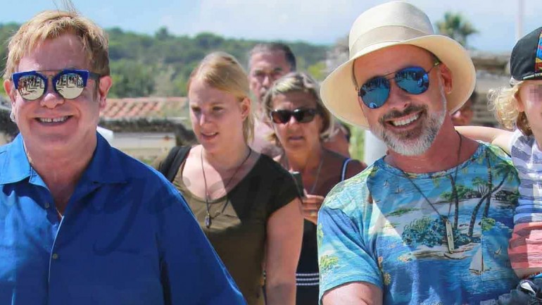 Elton John con su marido y sus hijos, vacaciones en Saint Tropez