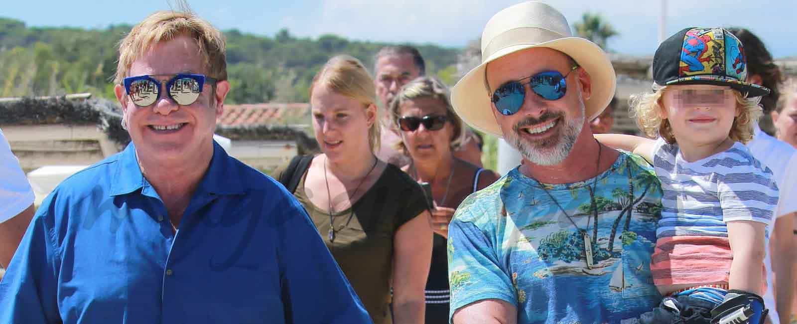 Elton John con su marido y sus hijos, vacaciones en Saint Tropez