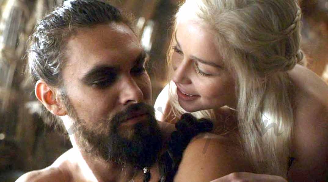 Emilia Clarke y Jason Momoa en "Juego de Tronos" 