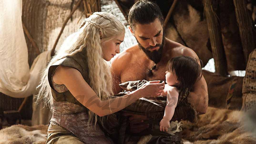 Emilia Clarke y Jason Momoa en "Juego de Tronos" 