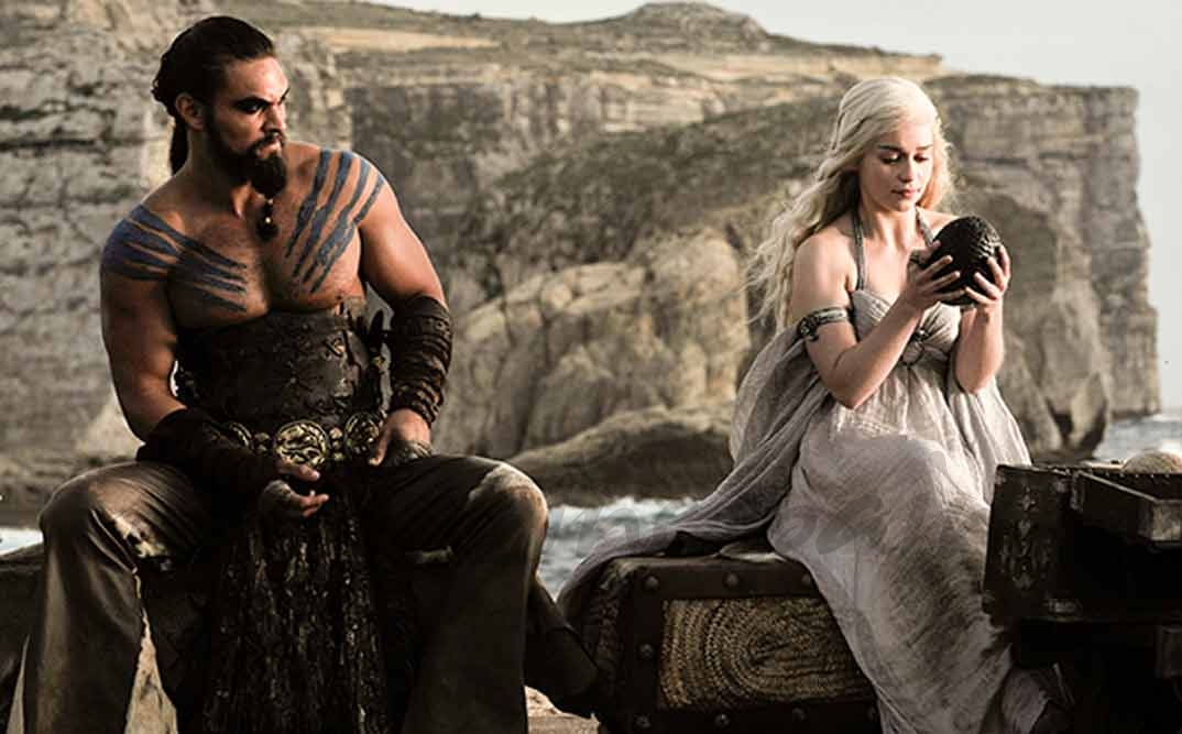 Emilia Clarke y Jason Momoa en "Juego de Tronos" 