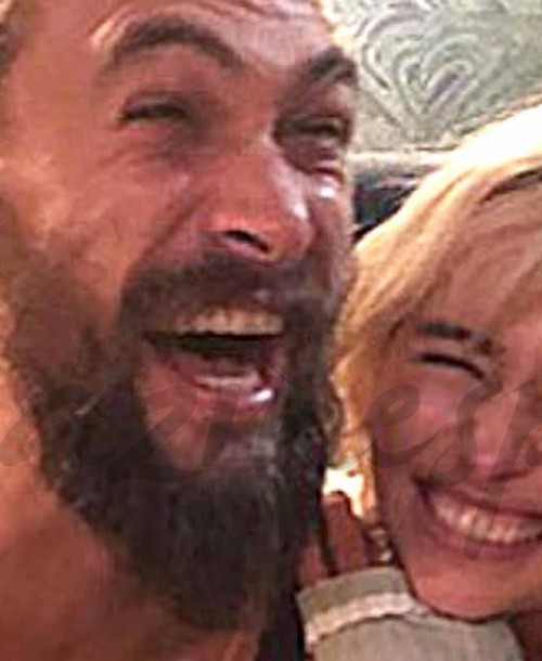 El divertido reencuentro de Emilia Clarke y su «marido» Jason Momoa