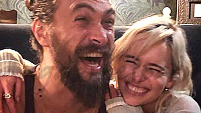 El divertido reencuentro de Emilia Clarke y su «marido» Jason Momoa