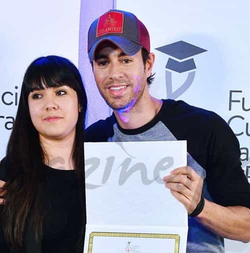 Enrique Iglesias entrega una beca con su nombre