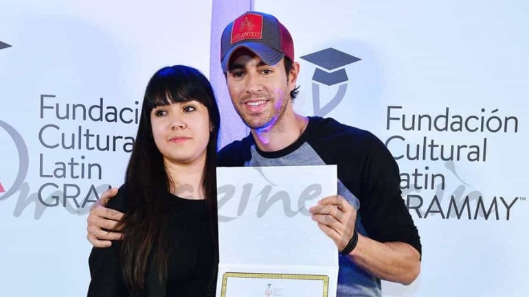 Enrique Iglesias entrega una beca con su nombre