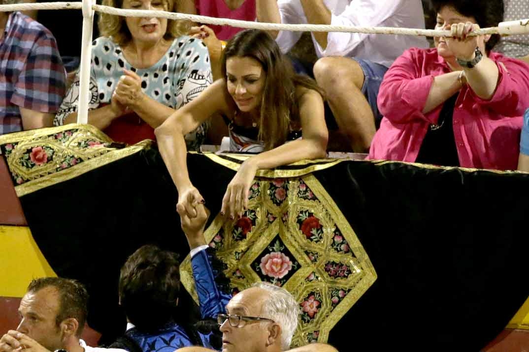 Eva González y Cayetano Rivera durante una corrida de toros con motivo de la Feria Taurina de Palma de Mallorca